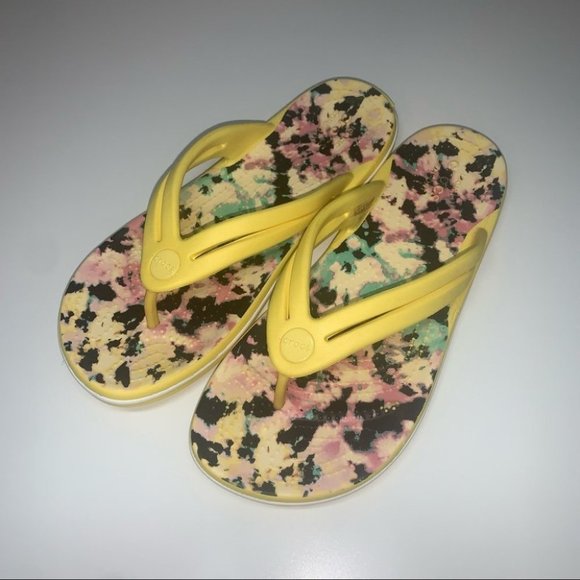 CROCS  Sandals‎ Women's Size 6 US Yellow Multicolour Tie-Dye Crocband Flip-Flops - Picture 2 of 10